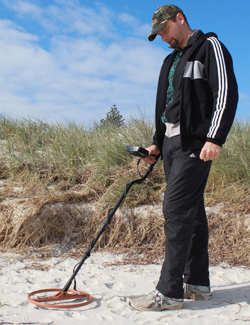 Trevor using the X-TERRA 15-inch Double-D metal detector coil at the beach