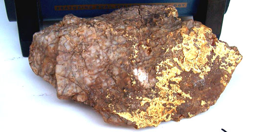 Large 1.5kg specimen of gold found with a Minelab metal detector