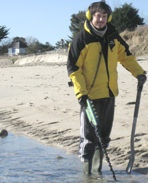David Cuisinier metal detecting at the beach