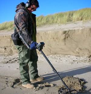Des Dunne metal detecting with an E-TRAC at the beach